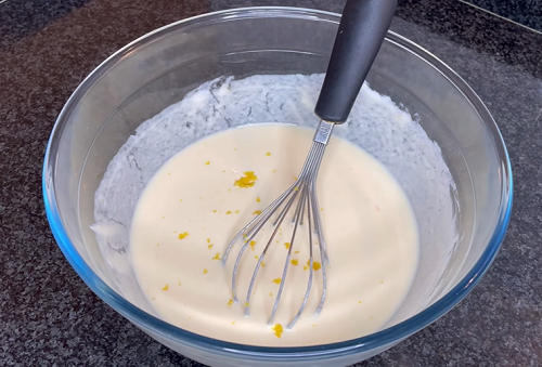 Agregue la ralladura de limón, la ralladura de naranja o el extracto de vainilla