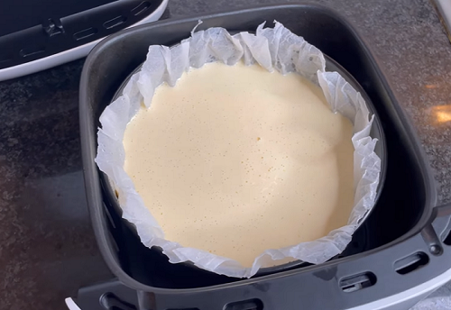 Corta el papel de hornear sobrante de los bordes de los moldes de tarta