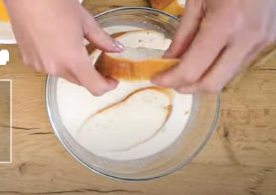 Remojar las rebanadas de pan en la leche