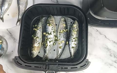 Coloque las sardinas en la freidora de aire