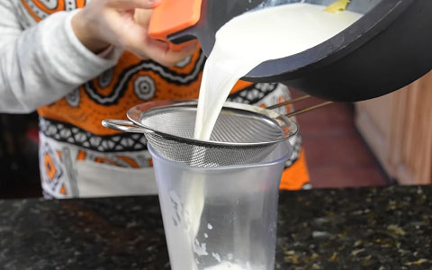 Colar la leche enfriada