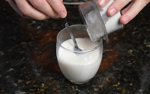 Mezclar leche con almidón